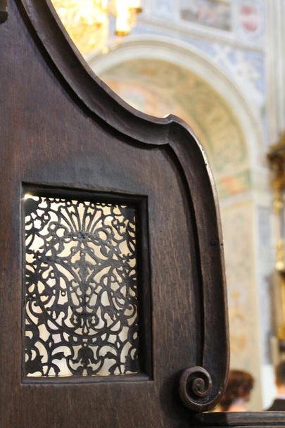 confessionnal en bois dans l'église, grille confessionnelle décorée - Photo, image