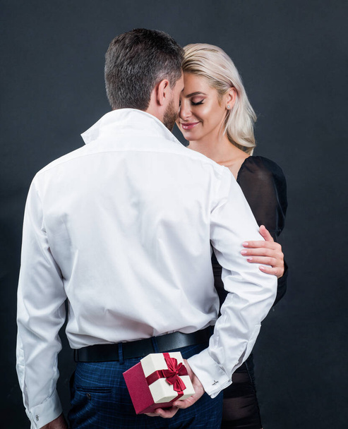 男性と女性のカップル愛日付交換プレゼントボックス愛とロマンス - 写真・画像