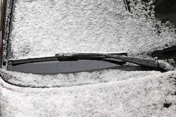 Χιόνι και πάγος στο παρμπρίζ ενός αυτοκινήτου - Φωτογραφία, εικόνα