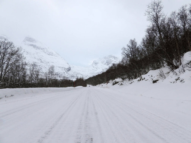 Carretera en la isla Kvaloya en Noruega en invierno. - Foto, imagen