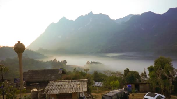 TimeLapse: gyönyörű táj sűrű köd körében a hegycsúcsok réteg. - Felvétel, videó