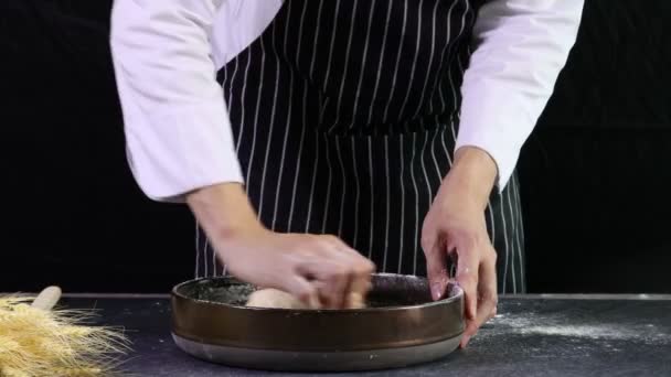 Panadero hombre preparando masa de pan, verter la leche en la harina antes de amasar la masa, concepto de panadería hecha en casa de alimentos - Metraje, vídeo