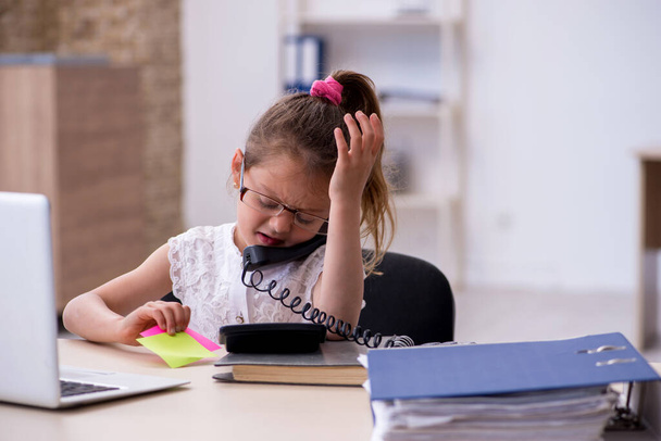 Grappig klein meisje accountant werken in het kantoor - Foto, afbeelding
