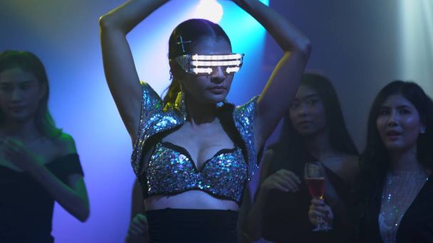 Gruppo di persone danza in discoteca night club al ritmo di musica da DJ sul palco - Foto, immagini