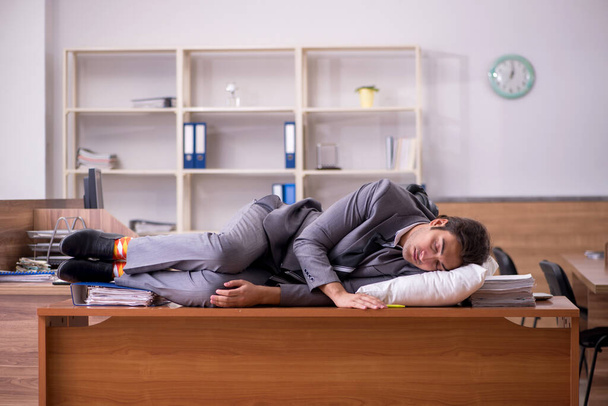 職場で寝る若い男性社員 - 写真・画像