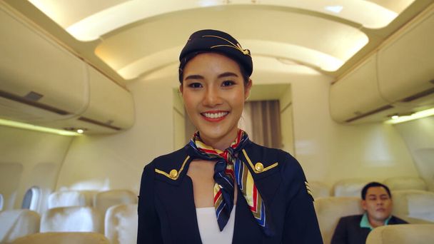 Kabinenpersonal oder Stewardess im Flugzeug - Foto, Bild
