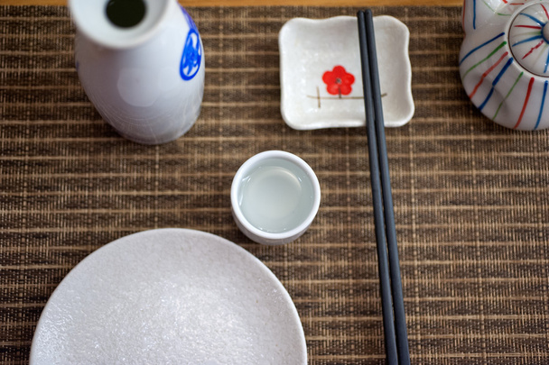 Set da tavola in stile giapponese e sake
 - Foto, immagini