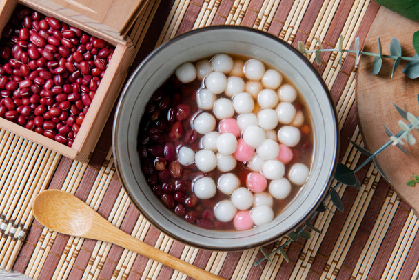 Chinese kleverige rijstballen, Chinees worden gegeten tijdens (Yuanxiao) geserveerd als dessert op een Lantaarn Festival, Chinese trouwdag en Winter Solstice Festival  - Foto, afbeelding