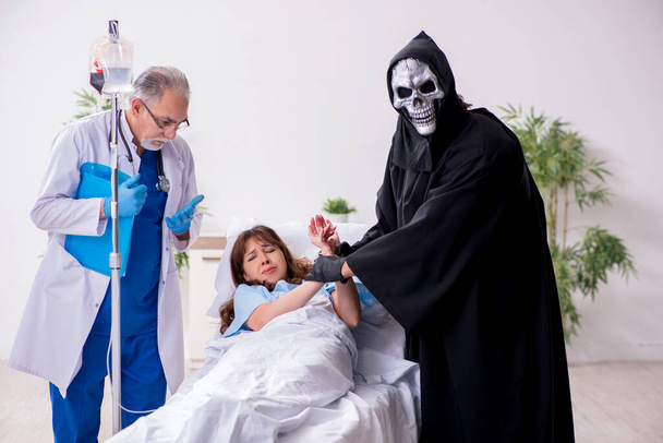 Duivel, oude dokter en vrouwelijke patiënt in de kliniek - Foto, afbeelding