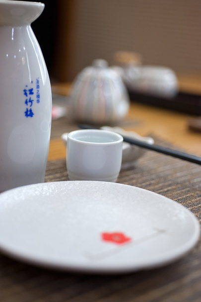 Set da tavola in stile giapponese e sake
 - Foto, immagini