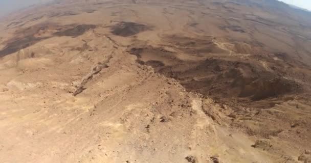 Tilt up άποψη της άγριας φύσης της ερήμου Negev στο Ισραήλ. Φαράγγι Κρέιτερ Μίτζπε Ραμόν και καλοκαιρινός ουρανός. Τουρισμός και ταξίδια στη Μέση Ανατολή.  - Πλάνα, βίντεο