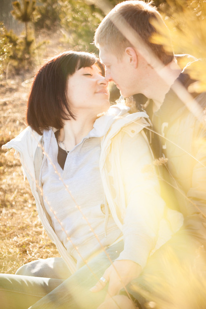 retrato de luz de jovem casal bonito no amor
 - Foto, Imagem