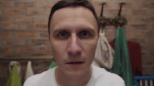 Πορτραίτο ενός άνδρα που κοιτάζει την κάμερα από κοντά - Πλάνα, βίντεο