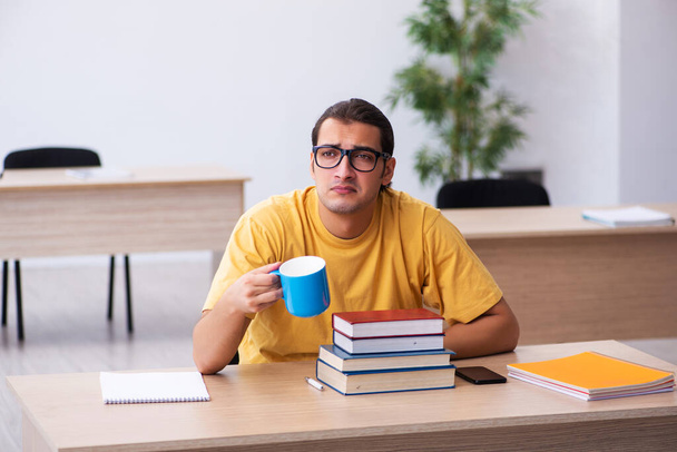 Fiatal férfi diák, amelynek szünet közben vizsga előkészítése - Fotó, kép