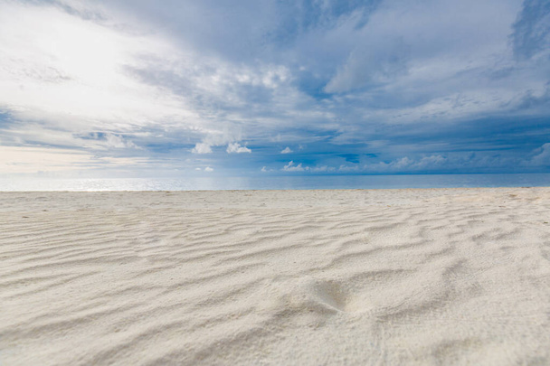 Mořská písečná obloha. Detailní záběr písku na pláži a modré letní nebe, klid a inspirace přírodním konceptem. Letní přímořská pláň krásné vlny, modrá mořská voda za slunečného dne - Fotografie, Obrázek