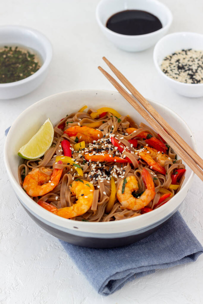 Noodles with shrimps, pepper and soy sauce. Asian food. Wok - Foto, Imagen