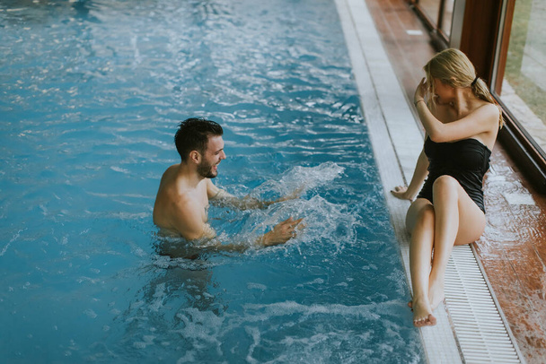 Ihana nuori pari rentouttava uima-altaan sisäpuolella - Valokuva, kuva