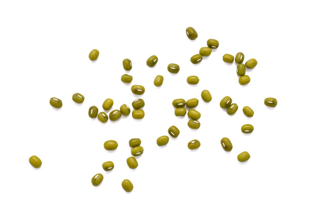 Mung fazole nahromaděné izolované na bílém pozadí - Fotografie, Obrázek