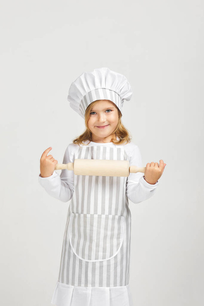 cute little girl chef preparing healthy meal. - Foto, afbeelding