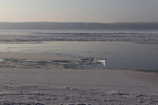 Zima zamarzła rzeka Wołga w pobliżu Samary. Zimowy krajobraz na brzegu rzeki. Rosyjska zima. Miękkie skupienie - Zdjęcie, obraz