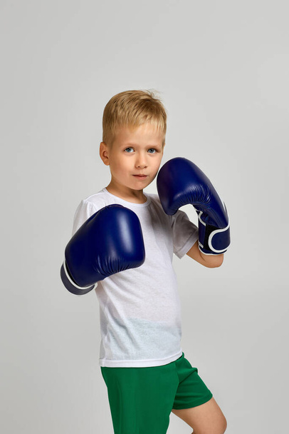 Boxing fighter boy in boxer gloves - Fotoğraf, Görsel