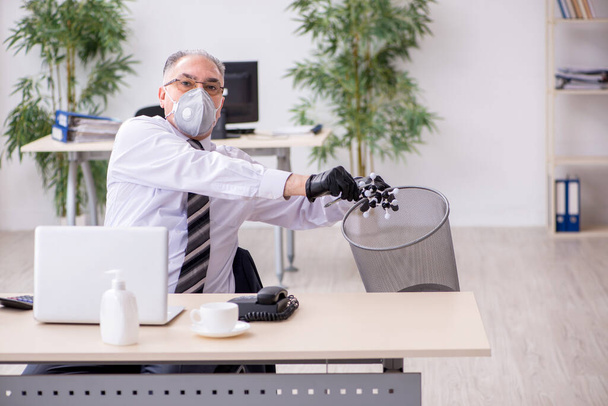 Oude mannelijke baas werknemer werkt tijdens pandemie - Foto, afbeelding
