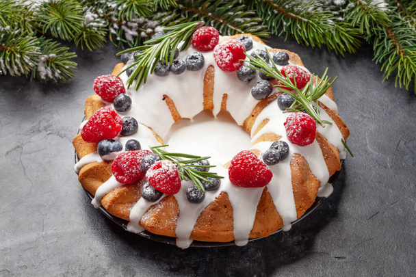 Χριστουγεννιάτικο κέικ με βατόμουρο, βατόμουρο και δεντρολίβανο - Φωτογραφία, εικόνα