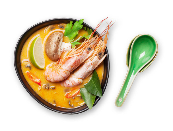 Tom Yum hagyományos thai leves tengeri ételekkel, gombával, kókusztejjel és forró fűszerekkel. Elszigetelve, fehér háttérrel. Top view lapos fektetés - Fotó, kép