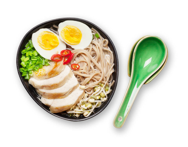 Zuppa asiatica di ramen di noodle con pollo, verdure e uova. Isolato su sfondo bianco. Vista dall'alto piatto lay - Foto, immagini