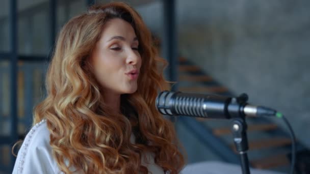 Egy nő karaokézik a mikrofonban. Vonzó énekes tanul énekelni - Felvétel, videó