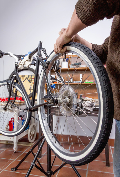 本物の自転車整備士のカスタム ピスト自転車修理 - 写真・画像