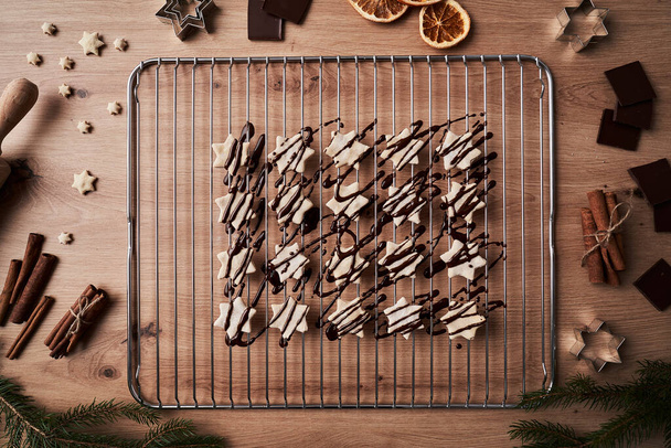 Çikolatayla süslenmiş Noel kurabiyelerinin üst görüntüsü                                - Fotoğraf, Görsel