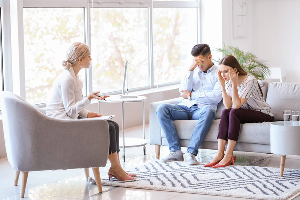 Psychologist working with young couple in office - Foto, Imagem