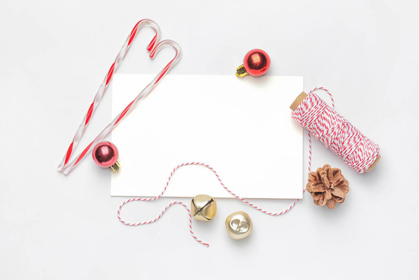 Beyaz arka planda boş kartla güzel bir Noel kompozisyonu - Fotoğraf, Görsel