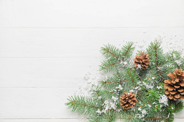白い木の背景に美しいクリスマスの組成 - 写真・画像