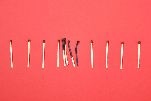 burnt and new matches on a red background - Foto, immagini