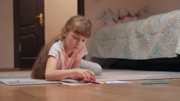 Mała dziewczynka malować - Materiał filmowy, wideo
