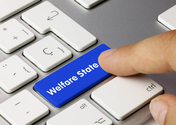 Sociální stát napsaný na modrém klíči kovové klávesnice. Stisknutí klávesy prstu. - Fotografie, Obrázek