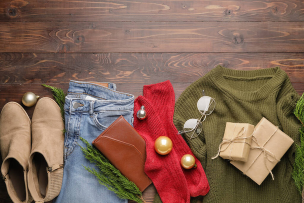 Vánoční kompozice se stylovým oblečením a doplňky na dřevěném pozadí - Fotografie, Obrázek