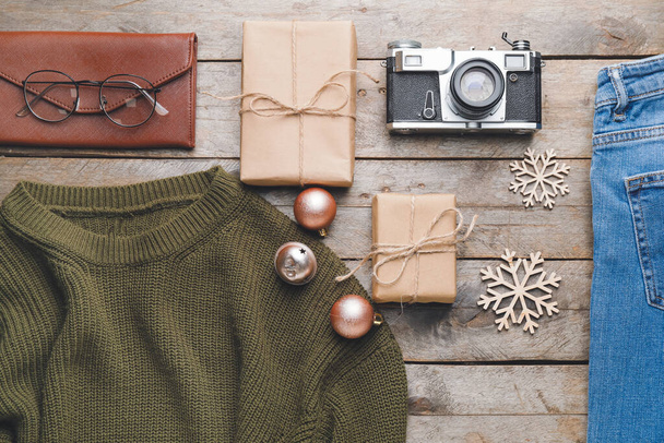 Weihnachtskomposition mit stilvoller Kleidung und Accessoires auf Holzgrund - Foto, Bild