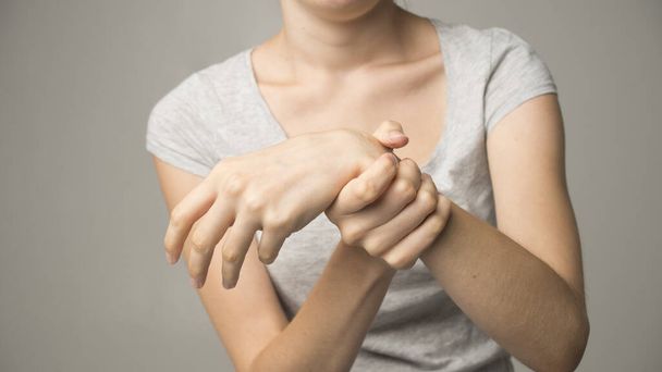 Ziekteverschijnselen van Parkinson. Sluiten van tremor (schudden) handen van vrouwen van middelbare leeftijd patiënt met de ziekte van Parkinson. Geestelijke gezondheid en neurologische aandoeningen. - Foto, afbeelding