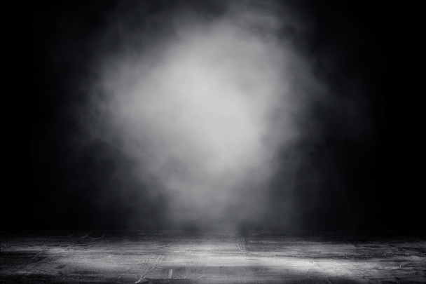 Spazio vuoto di Studio camera oscura pavimento di cemento grunge texture sfondo con illuminazione spot e nebbia o nebbia. - Foto, immagini