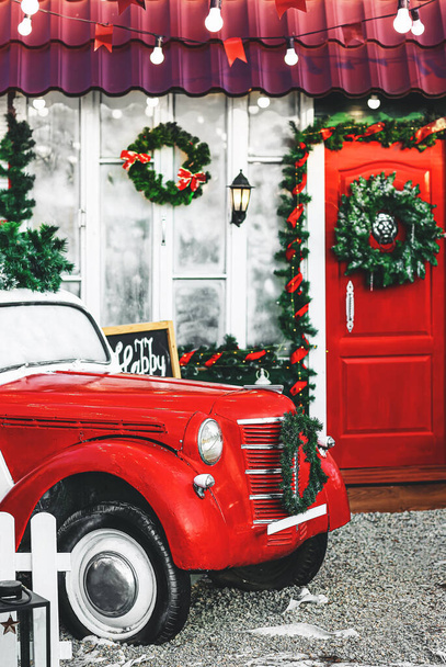 Auto lähellä taloa koristeltu jouluksi juhla - Valokuva, kuva
