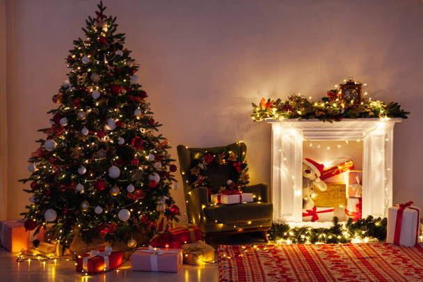 Φώτα γιρλάντα Χριστουγεννιάτικο δέντρο τη νύχτα για το νέο έτος - Φωτογραφία, εικόνα