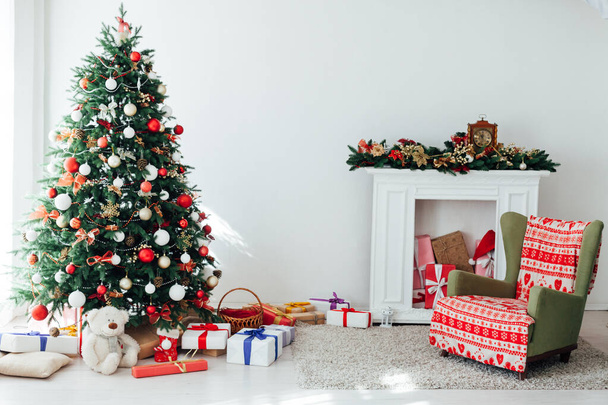 Camera interna con finestra dell'albero di Natale con i regali di Capodanno - Foto, immagini