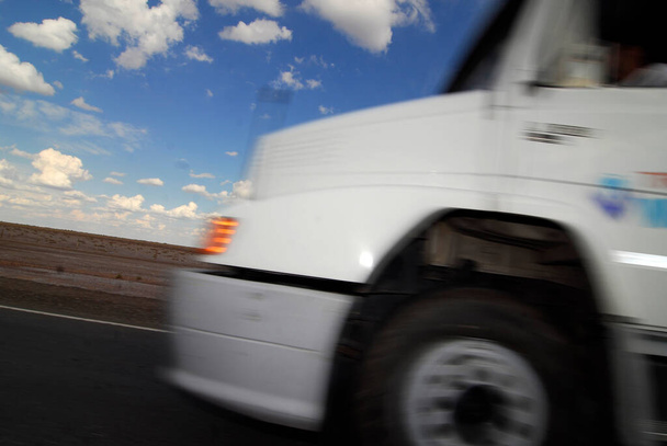 грузовое и автомобильное движение в Аргентине, мобильность в Южной Америке - Фото, изображение