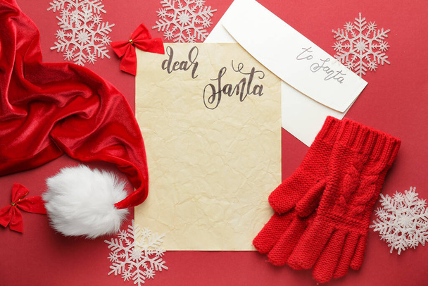 Carta en blanco a la decoración de Santa y Navidad sobre fondo de color - Foto, Imagen