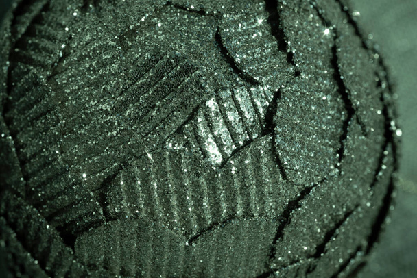 Close-up de bela bola de Natal verde como fundo. Foco seletivo, foto borrada.  - Foto, Imagem