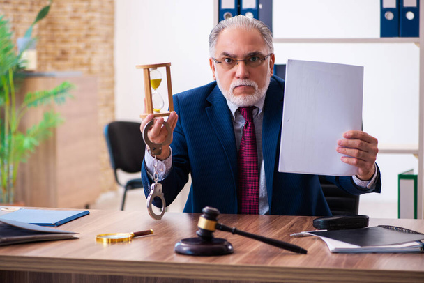 Tapasztalt férfi bíró ül az irodában - Fotó, kép