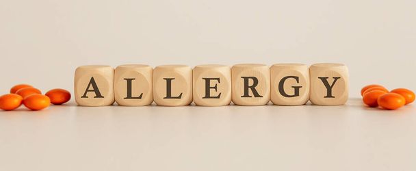 丸薬で白い背景に単語アレルギーのあるトップビューブロック - 写真・画像